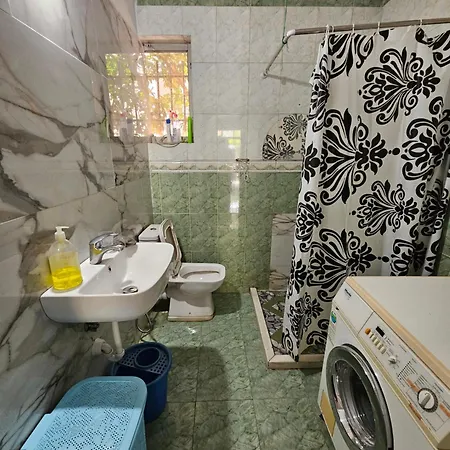 Guest House Tirana 招待所 *